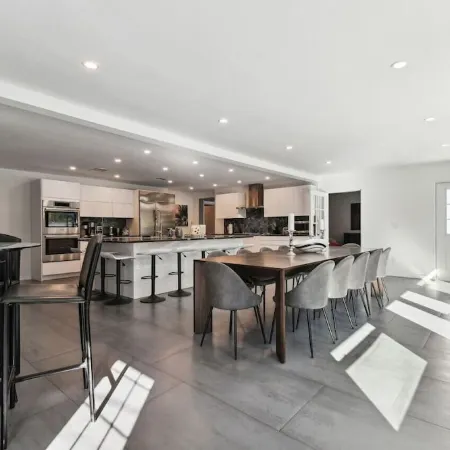 Luxury Private 7Br Lakeside Villa with Heated Pool, Putting Green & Fire Pit