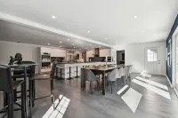 Luxury Private 7Br Lakeside Villa with Heated Pool, Putting Green & Fire Pit - 4-Star