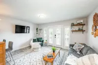 {ATX BOHO CHIC Condo} W 6th St, Pool, Walk or Ride to Downtown, Zilker, and ACL