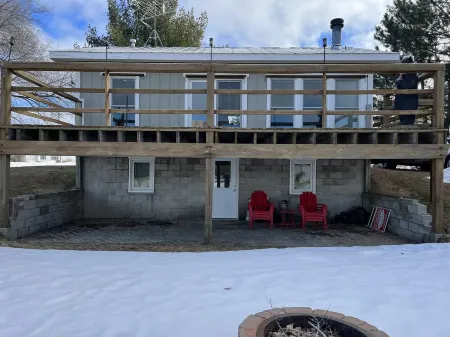 Cozy Cabin, View of Boyne Mountain! Skybridge, Snowboard, Ski, Golf, Bike, Hike!