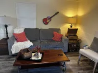 Newly renovated, music-themed home! Pet-Friendly! Only 2 minutes from I-40! Hotels in Wilson County