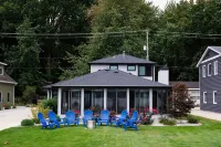 Modern Lakefront Gun Lake Cottage Near Bay Pointe Inn