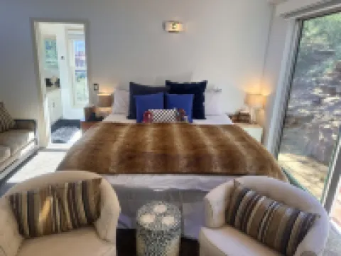 A Two Acre, Luxury Red Rock Estate! Hotels near Subway Cave