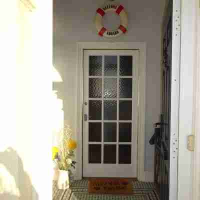 'Sea-Lovers' - 2 bedroom flat steps from the Sea! Others