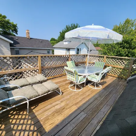Great 3-bedroom House close to town and beaches, in Manistee , deck, WiFi and AC