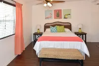 Luxury Studio for 4, Completely Remodeled and only a short walk to the beach!