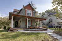 The Carol Anne - Charming 2bd - 2ba Victorian Home Near Downtown! Hotel in zona Iowa Events Center