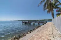 Top-Floor Waterfront Condo with Bay View + Pool and Hot Tub