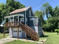 Quiet Riverfront Cottage on Missouri River