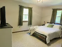 Countryside Home, Dog Friendly, Large Yard, Near Several Lakes