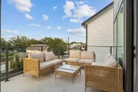 Luxury Style 3-bedroom house sleeps 9+with WiFi and AC near downtown Houston Hotels in North Houston