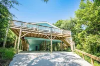 Remodeled Beach House 1 block from beach. 4min walk. Sleeps 8.