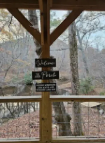 Creekside treehouse. with hot tub.
