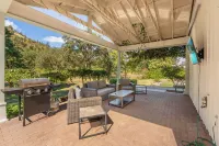 Luxury Riverfront Escape- Hot Tub & Fire Pit