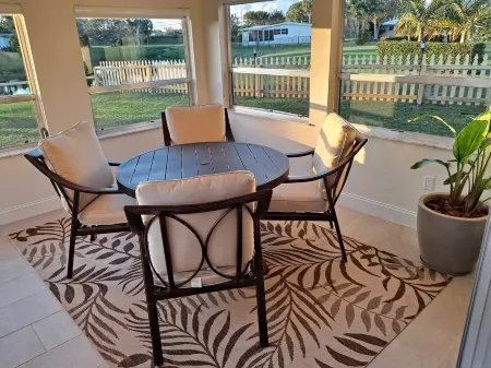 Sandpiper Bay Breeze On A Lake By The Golf Course (Club Med Area) Отели рядом с достопримечательностью «Порт-Сент-Люси Ботаникал Гарденс»