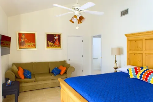 Cape Coral, large villa, heated pool, on canal, fishing, free Wi-Fi, fireplace