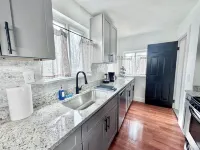 Stylish, Spacious, 4 TV's, Game Room w/ Bar and Lounge Area