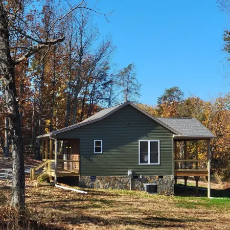 New cabin- access to horse trails, Pilot Mtn & Hanging Rock St. Pks