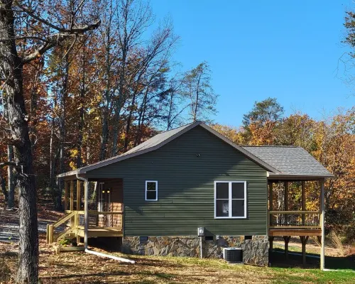 New cabin- access to horse trails, Pilot Mtn & Hanging Rock St. Pks Hotels in Stokes County