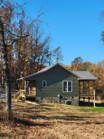 New cabin- access to horse trails, Pilot Mtn & Hanging Rock St. Pks