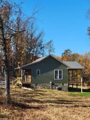 New cabin- access to horse trails, Pilot Mtn & Hanging Rock St. Pks
