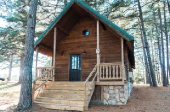 lakeside 3: Charming 2-bedroom cabin with AC and WiFi in peaceful Solgohachia