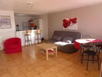 Ground floor of a villa in front of the swimming pool Hotels in Carces