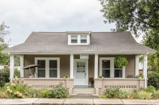 Charming Cottage in town~on Appalachian Trail~Mountain Views~ Hotels in Hot Springs