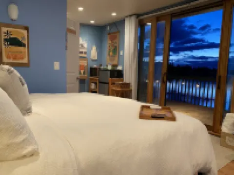 Lakefront Studio Cabin & Tiki Hut. Enjoy Summer Fun and Winter Serenity!