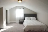 Beautiful Lakeside Cottage (Hidden Cove Farmhouse) 4bedroom 3 bath