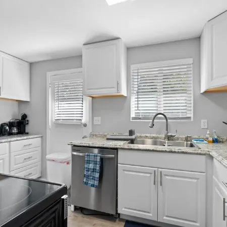 Beautiful remodeled 2 bedroom, walking distance from Downtown with AC