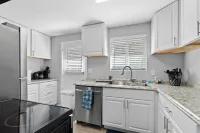 Beautiful remodeled 2 bedroom, walking distance from Downtown with AC