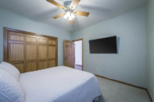 Breathtaking Lakeview  GUEST Home in Diamond Bluff