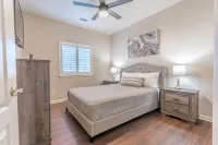 Beautiful Home with Pool & Hot Tub close to National Parks Hotels in Selma