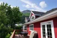 Sockeye house 420 3rd ave Large house located in downtown Accommodates up to 12