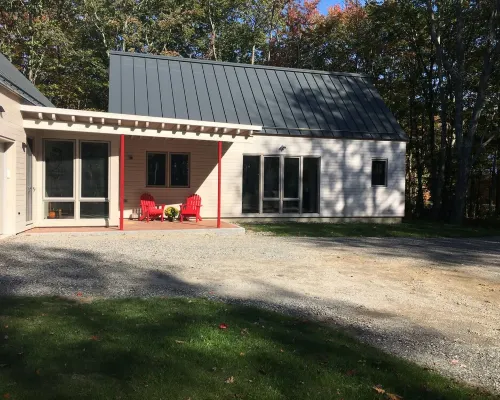 A second floor apartment with en-suite near UNE, Southern Maine beach’s. Hotels in Biddeford