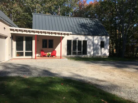 A second floor apartment with en-suite near UNE, Southern Maine beach’s.
