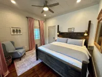 1910 on Route 66 is a Charming historic 2 bedroom 2 bath home, close to downtown Hotels in Saint James