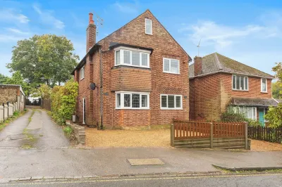 Cozy Maisonette in Langley Vale Hotels near Vision Express Opticians - Epsom