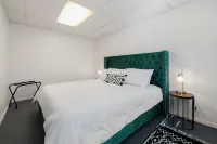 Private Suite, Sleep and Bike- Seconds 2  trail! Private Basement Apartment.