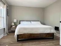 Rotherwood Roost / 2BR/1BA Apartment near UE