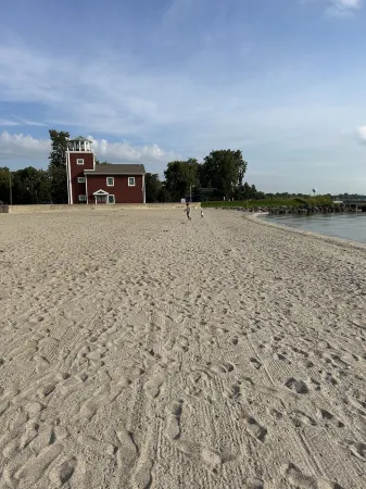 Lakeside Oasis - Lake Erie Lakefront with Golf Cart Отели в г. Monroe County
