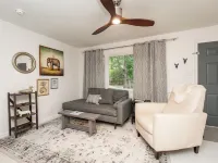 Cozy golden gate cutie Hotels in Gilmer