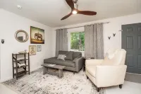 Cozy golden gate cutie Hotels in Gilmer