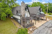3 BR A Frame w/ Amazing Balcony Views! Sleeps 8!