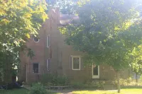 Historic 1840s Lamoreaux House / Modern Addition Hotels in Nauvoo