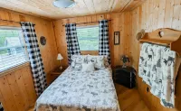 Hilltop Hideaway- Cozy updated waterfront retreat on Tiger Cat Chain of Lakes