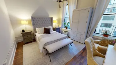 Central Park, Theater District & Columbus Circle. New Renovation 3 Bed / 2 Bath. 미드타운 웨스트 호텔