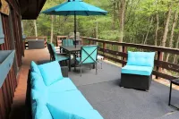 Secluded 4 BR-Heated Pool/Hot Tub/Game Room/Fishing Pond/Huge Deck/Fire Pit! Hotels in Chestnuthill Township