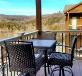 Penthouse w/ Lake View & private deck- next to SDC